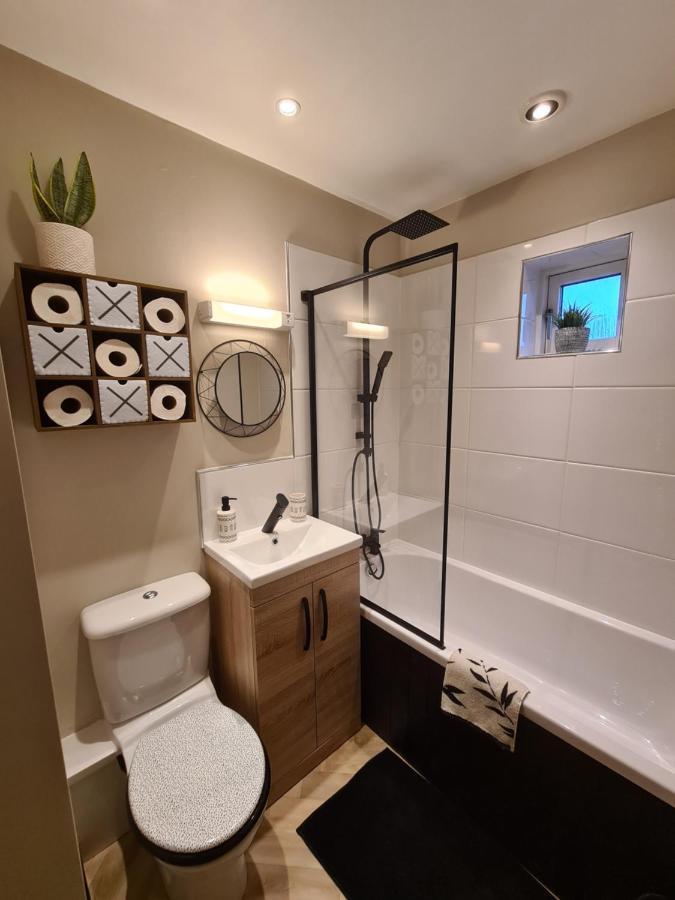 Modern 1 Bed Apartment Next To Beach And Golf Course ラネリー エクステリア 写真