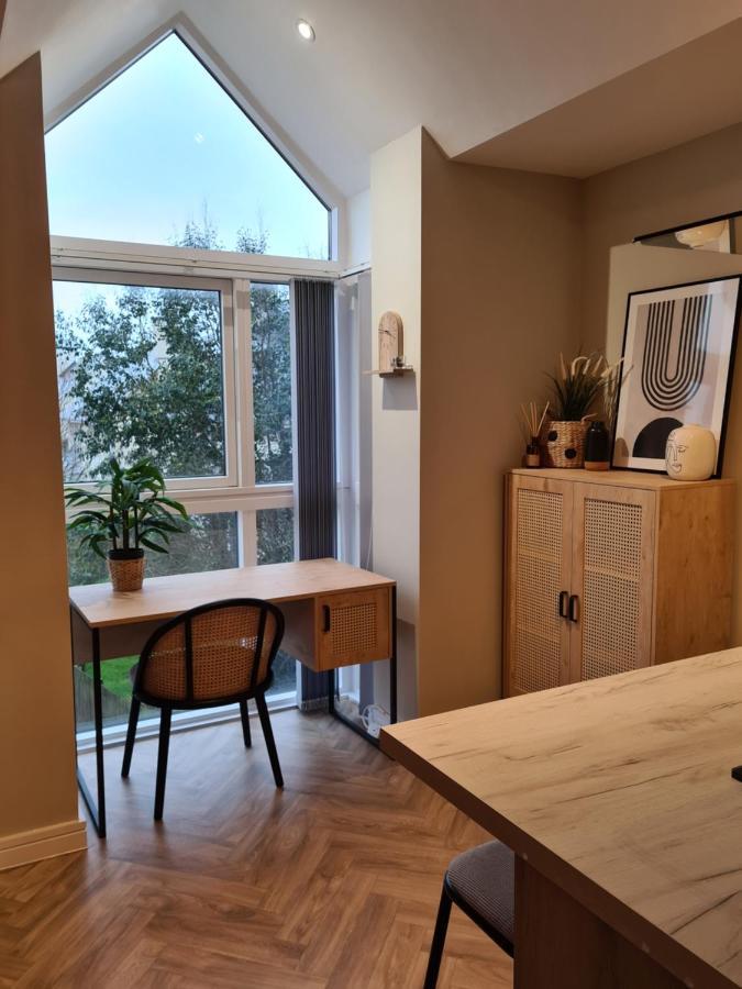 Modern 1 Bed Apartment Next To Beach And Golf Course ラネリー エクステリア 写真