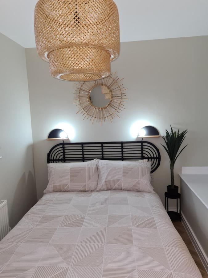Modern 1 Bed Apartment Next To Beach And Golf Course ラネリー エクステリア 写真
