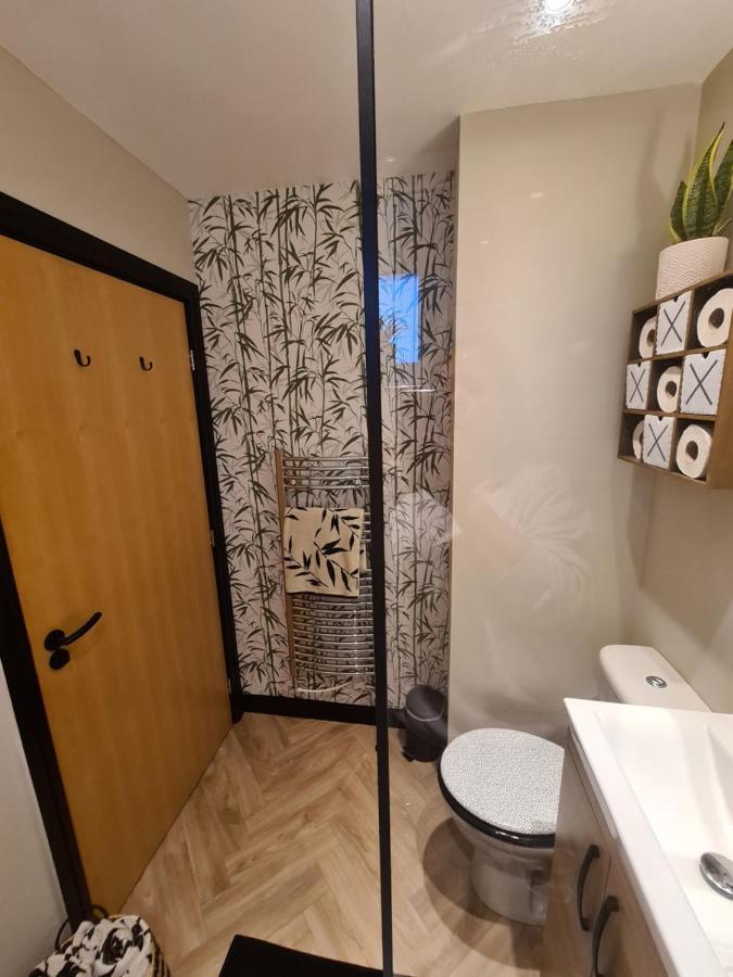 Modern 1 Bed Apartment Next To Beach And Golf Course ラネリー エクステリア 写真