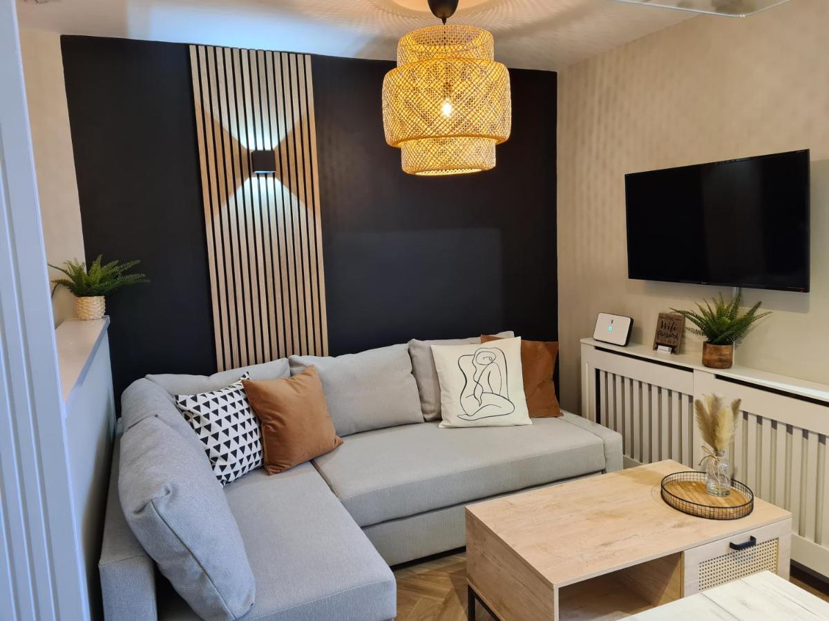 Modern 1 Bed Apartment Next To Beach And Golf Course ラネリー エクステリア 写真