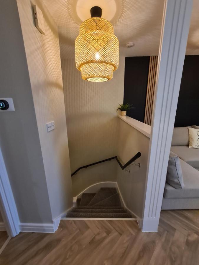 Modern 1 Bed Apartment Next To Beach And Golf Course ラネリー エクステリア 写真