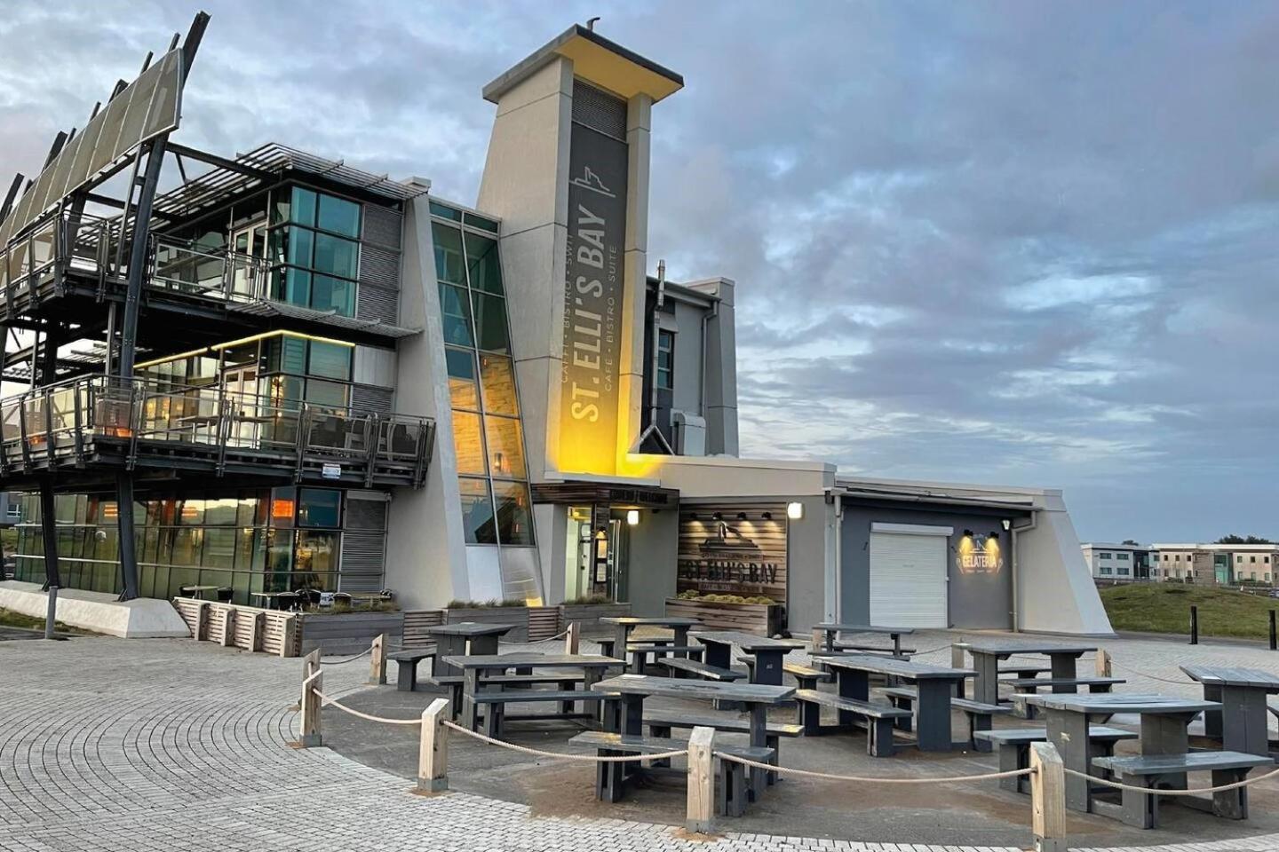 Modern 1 Bed Apartment Next To Beach And Golf Course ラネリー エクステリア 写真